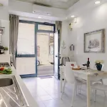 Italian Experience-la Rondine 雷卡纳蒂港