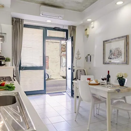 Italian Experience-la Rondine 雷卡纳蒂港